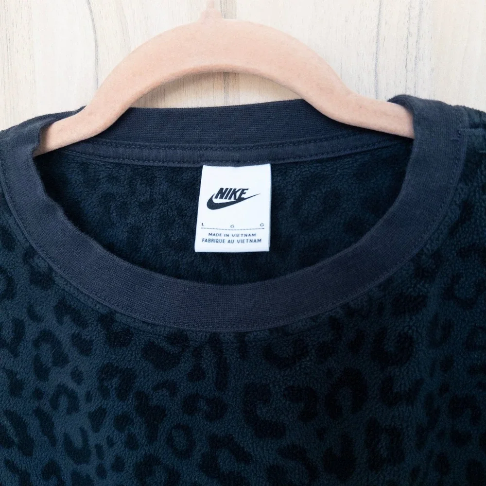 Nike Women Leopard Print Sweatshirt L Black Fleece Gold Logo Crewneck Athleisure